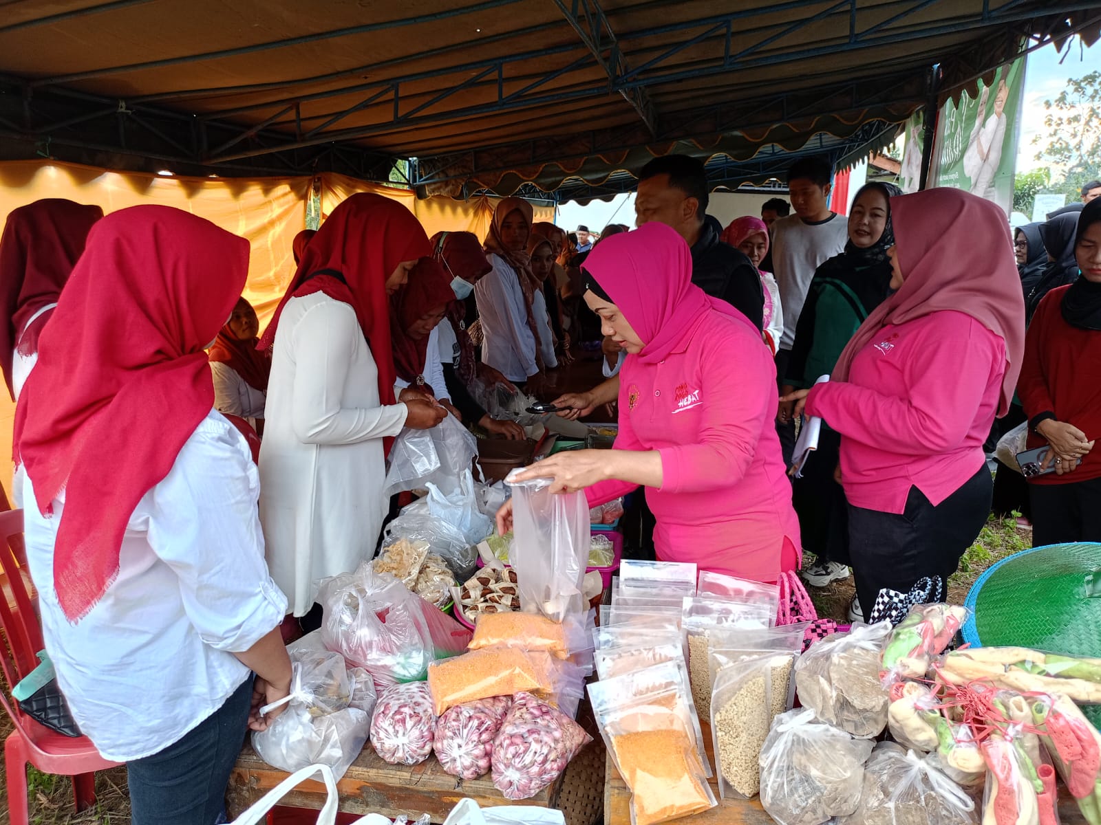 Pasar & Aktivitas Niaga Lokal