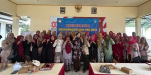 Demo Make Up “Hari Ibu Cantik Luar Dalam” Meriahkan Pertemuan Dharma Wanita dan PKK Desa se-Kecamatan Pudak